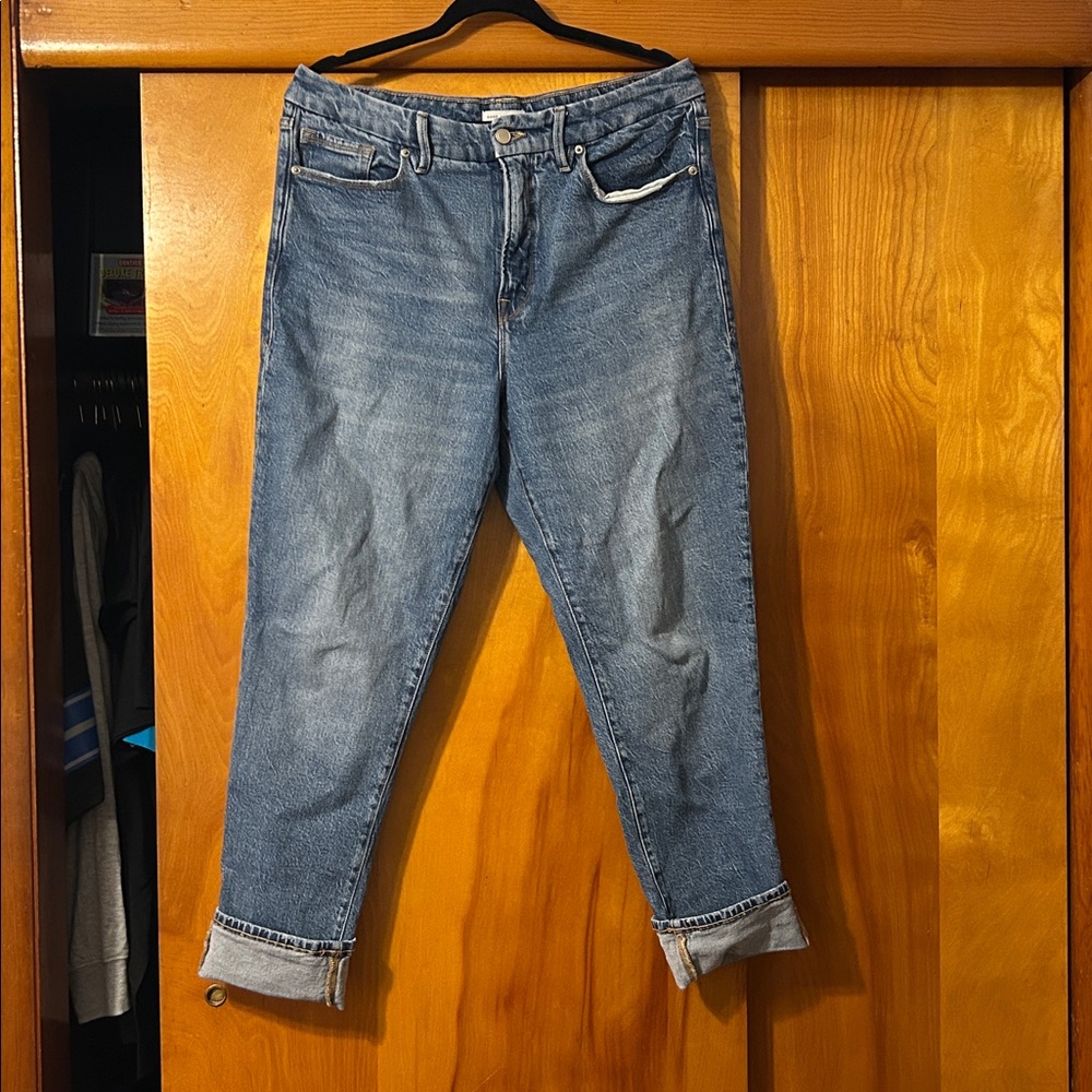 Good American Jeans. Style: The Weekender Cuff